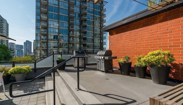 Modern Studio Suite in Yaletown w/Access to Pool