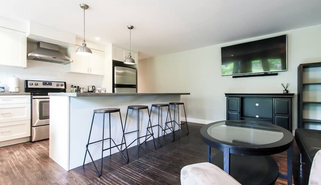 Spacious 2-bedroom bottom suite in vibrant Tsawwassen