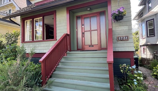 Kitsilano character house in quiet neighbourhood, 5 minute walk to the beach!