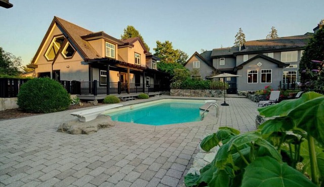 Spacious Home, sleeps 22, Pool, Hot Tub, Gym, Office, Theatre, Shuffle Board