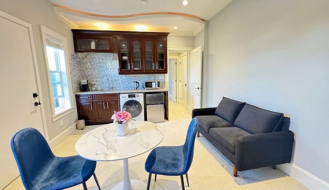 Cozy private one bedroom suite with living room near beautiful dyke
