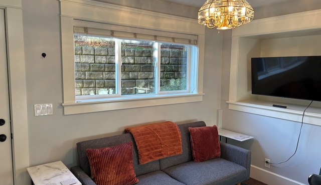 Bright Garden Suite in Colwood