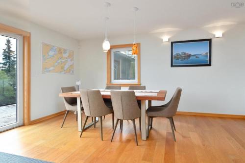 Luxury Cottage Overlooking Bras d'Or Lake