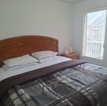 King Bed Room with Private Bath and Free Parking - 20m to Downtown Toronto