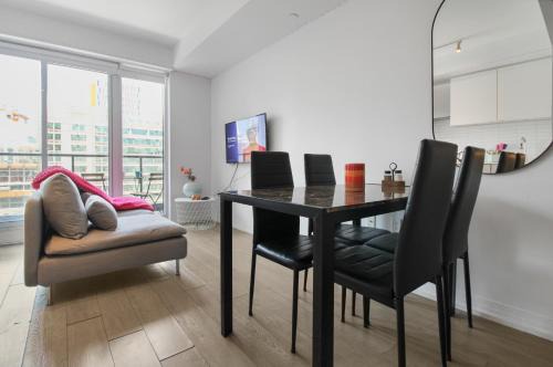 Entire 1BR - Walk to CF Toronto Eaton Centre Yonge Dundas Square Prime Downtown