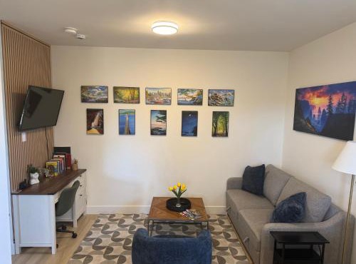Modern 1BR Suite with Laundry, Workspace & WiFi