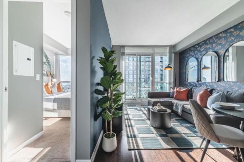Chic Fort York Haven Lake Views & City Pulse