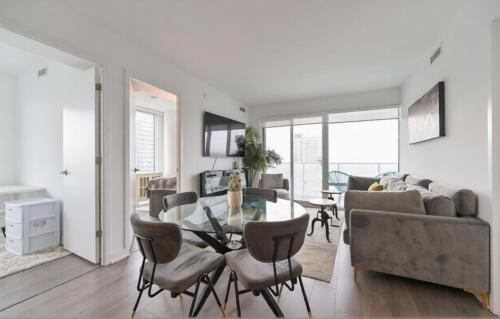 New Modern 3 Bedroom Condo in Downtown Toronto