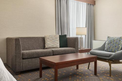 Holiday Inn Oakville Centre by IHG