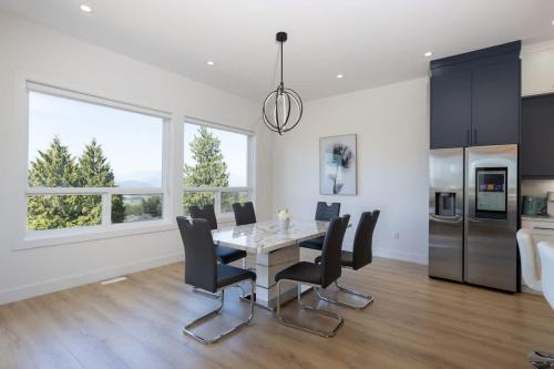 Elegant 4BR Main Suite Family Friendly with Terrace