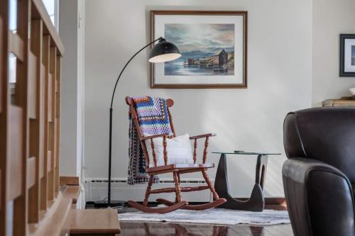 3 Bed 2 Bath Retro-Chic w Bright Modern Comforts