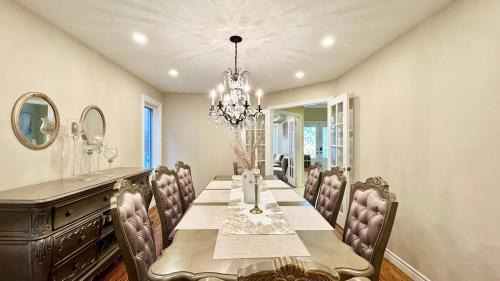 Designer 4BR Retreat, Luxe Living & Family-Friendly Fun