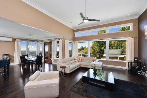 Nature's Gate Executive Estate by EMR Vacation Rentals
