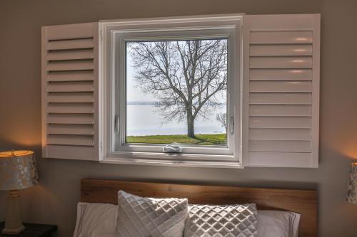 Lake view cottage with three ensuites and elevator